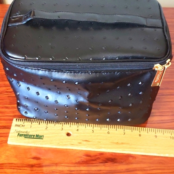 NWOT Modella Black Cosmetic Accessory Train Case in Quilted Geometric Design. - Picture 7 of 16